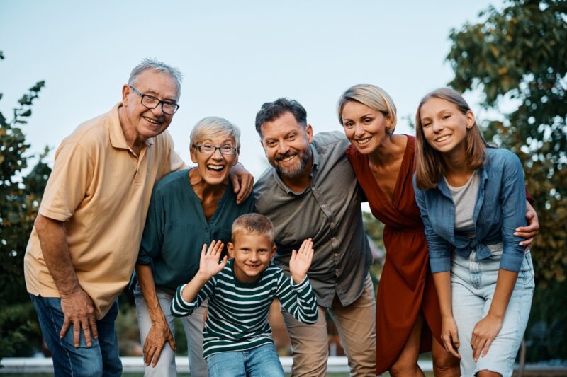 Flera personer i olika generationer på gruppfoto.